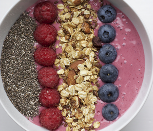 Smoothie bowl med hindbær og blåbær